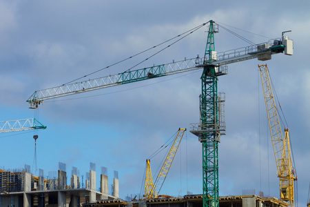 擎天臂影映蒼穹——建筑起重機(jī)與藍(lán)天的工程詩(shī)篇